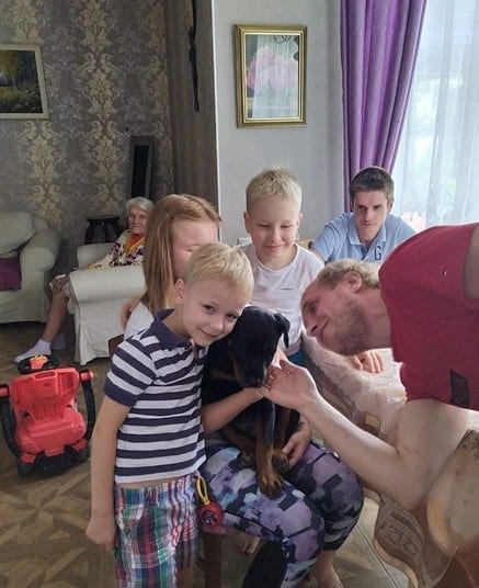 14 Pictures Prove That A Rottweiler Will Be Great As A Friend For You Baby Since Day 1 10 rottweiler with the family
